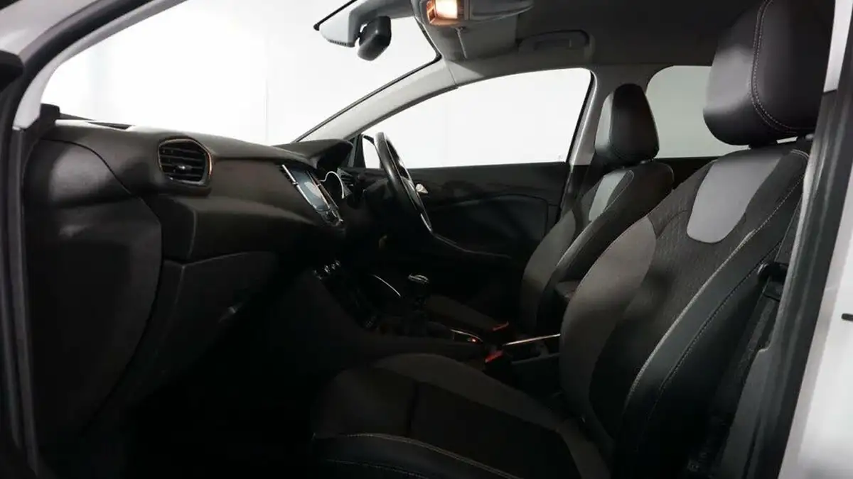 2020-vauxhall-grandland-x-12-sri-nav-big-10