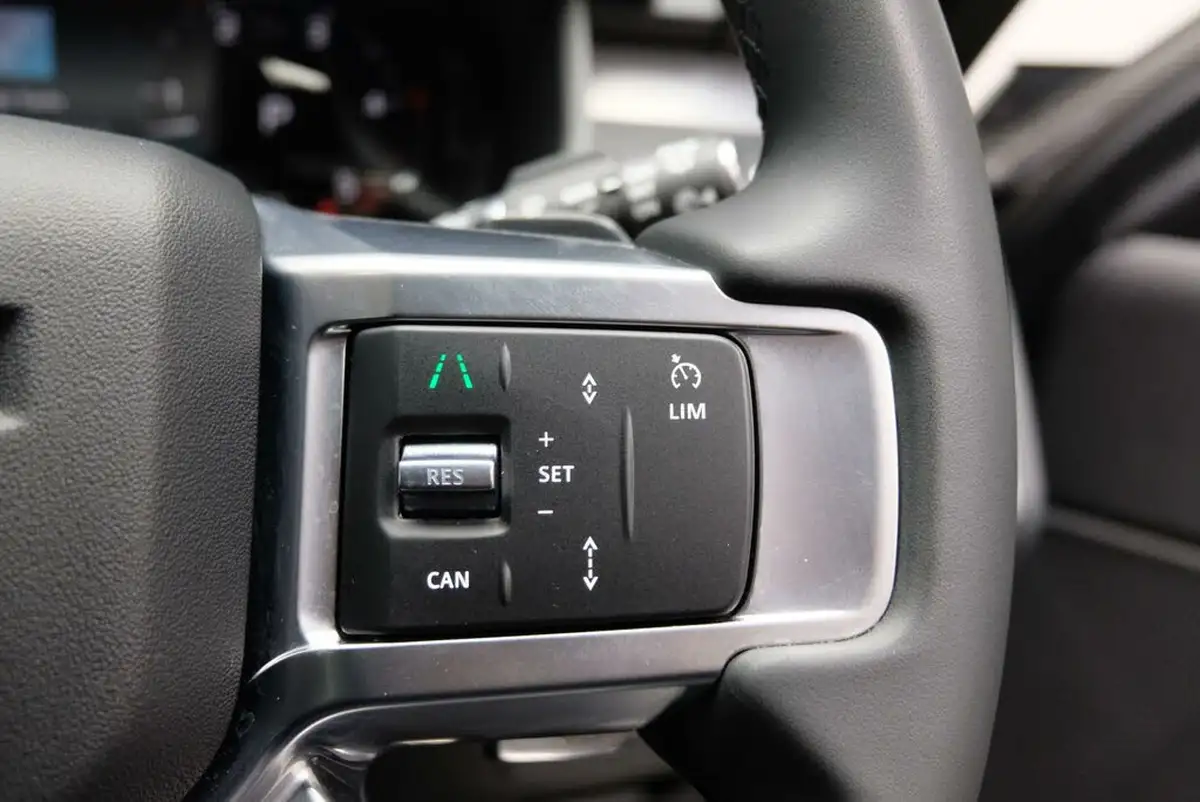 2024-land-rover-discovery-30-d300-dynamic-se-big-17