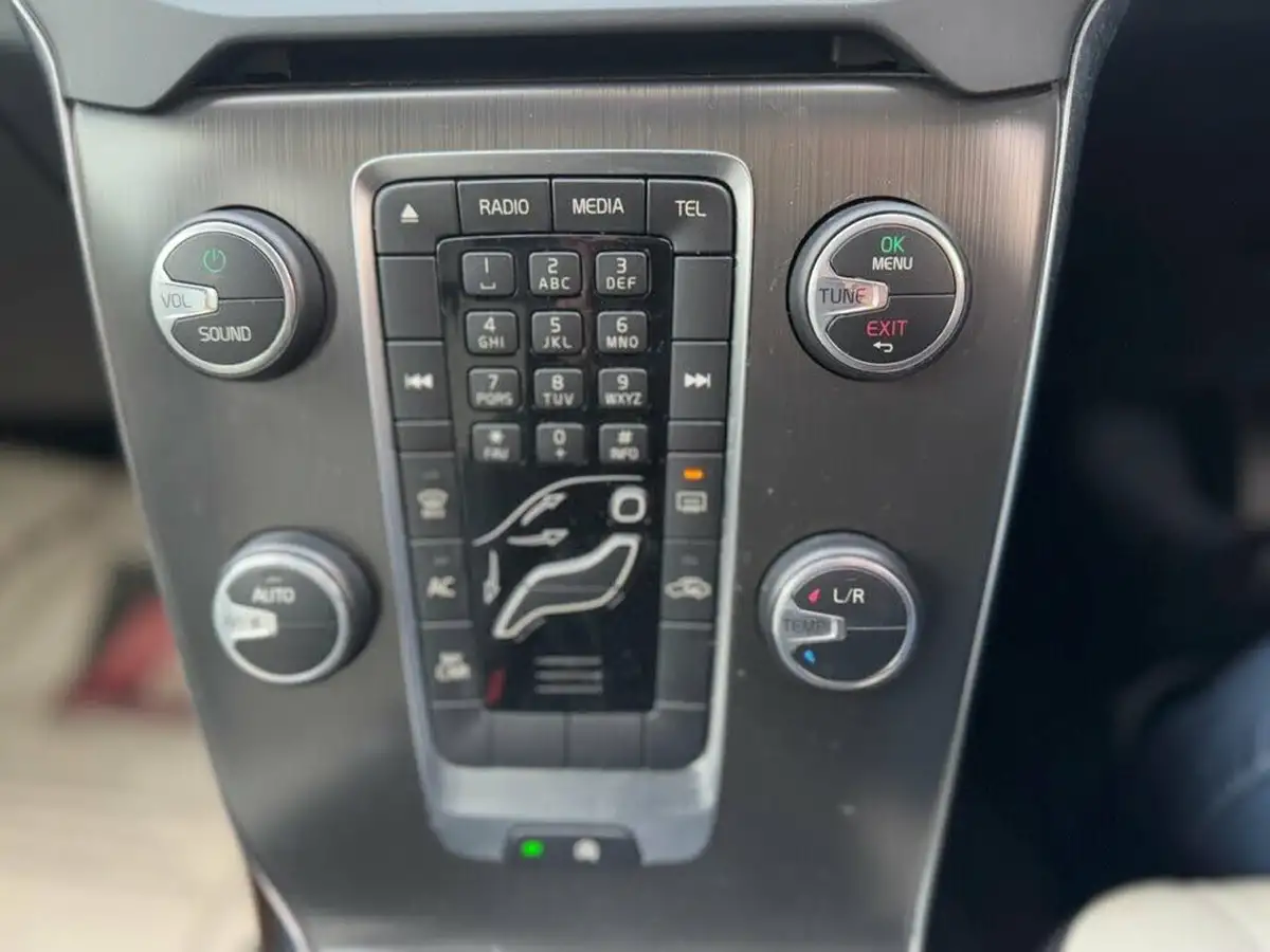 2014-volvo-v40-16td-d2-cross-country-lux-powershift-big-19