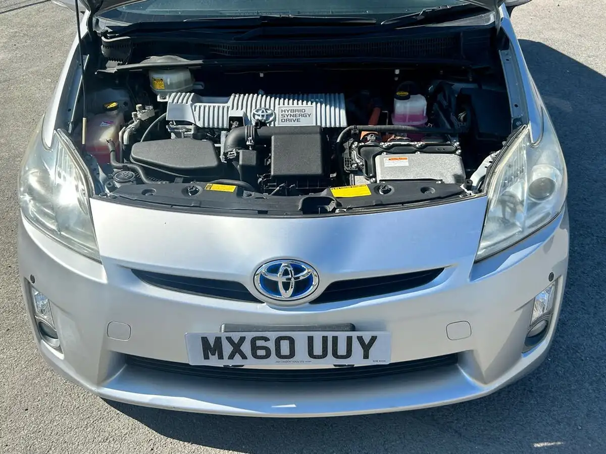 2011-toyota-prius-big-27
