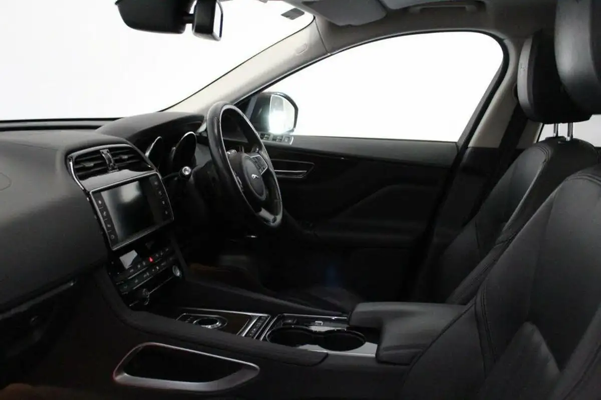 2016-jaguar-f-pace-20-i4d-portfolio-awd-auto-big-46