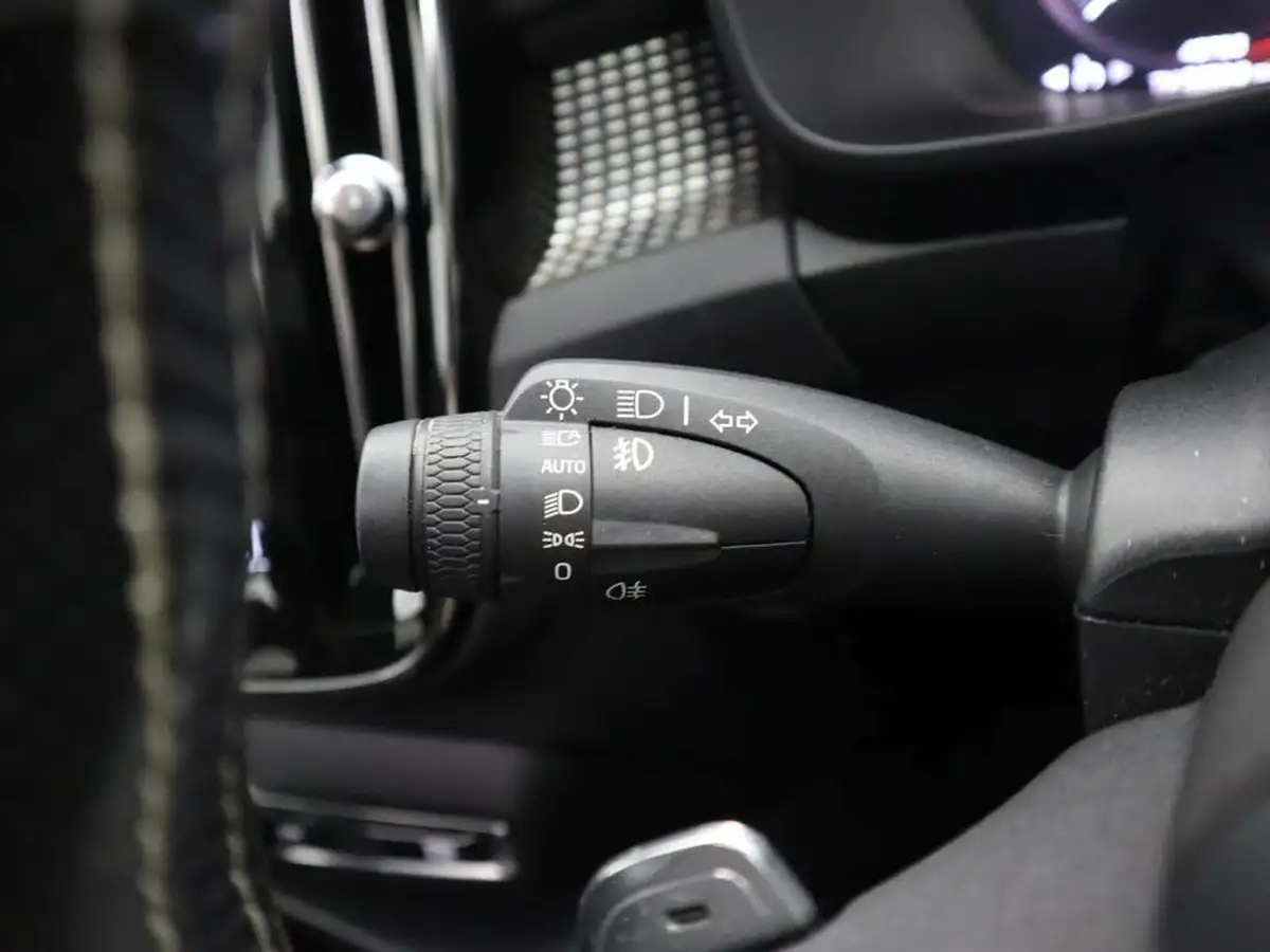 2019-volvo-xc40-20-t4-r-design-awd-big-22