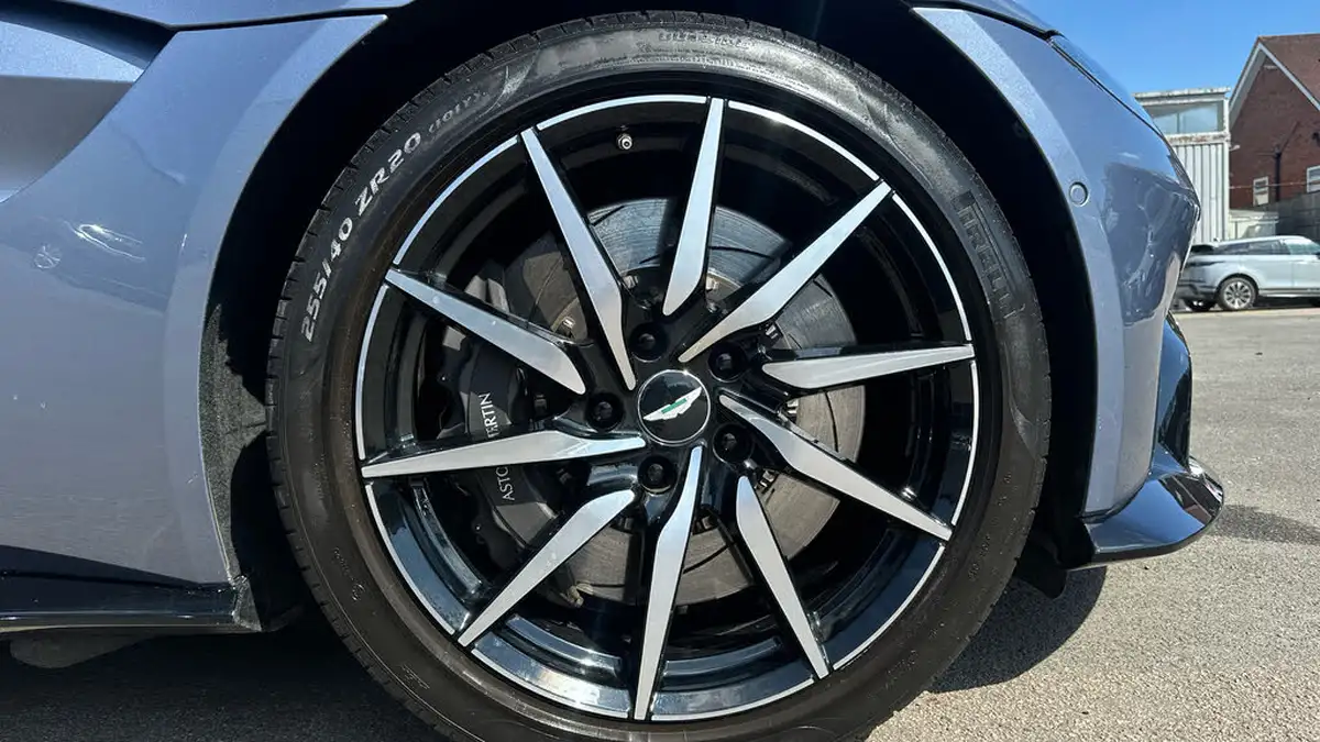 2019-aston-martin-vantage-40-v8-vantage-big-3