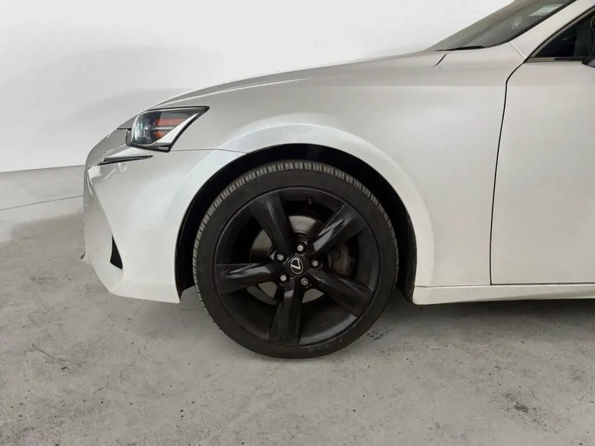 2017-lexus-is-300h-25-sport-big-8
