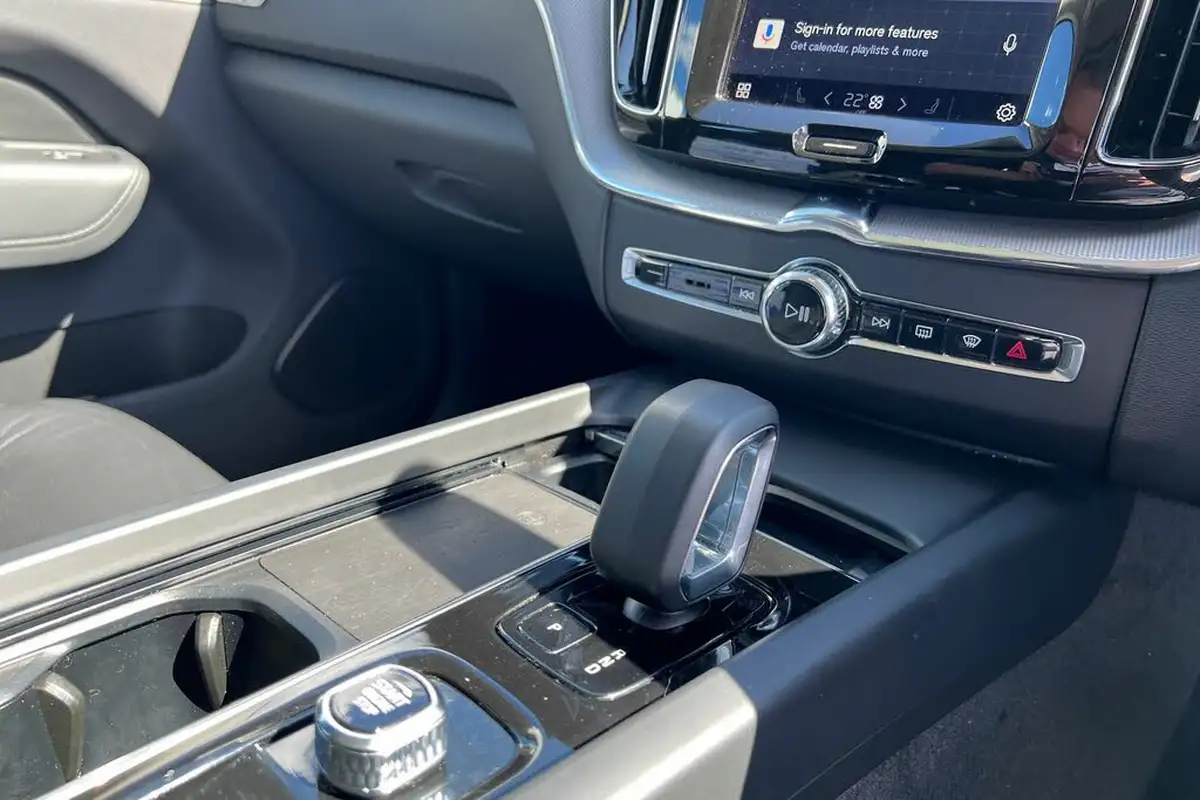2022-volvo-xc60-20-b5-core-big-12