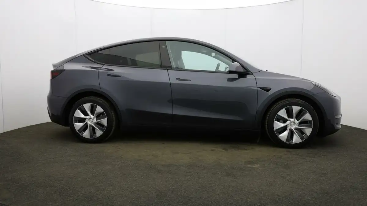 2022-tesla-model-y-e-long-range-big-7