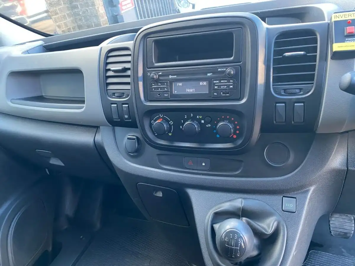 2017-renault-trafic-16dci-sl27-120-business-e6-panel-big-8