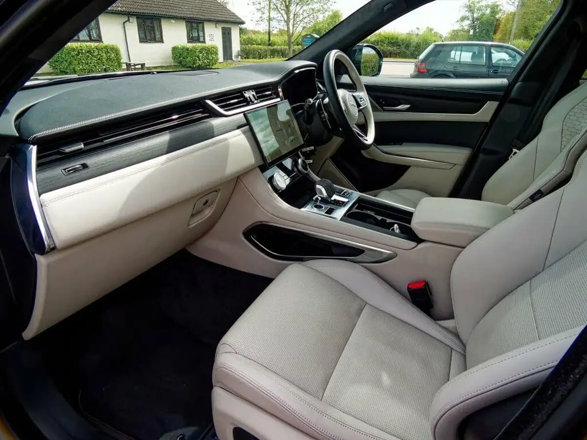 2024-jaguar-f-pace-20-d200-r-dynamic-hse-black-big-26