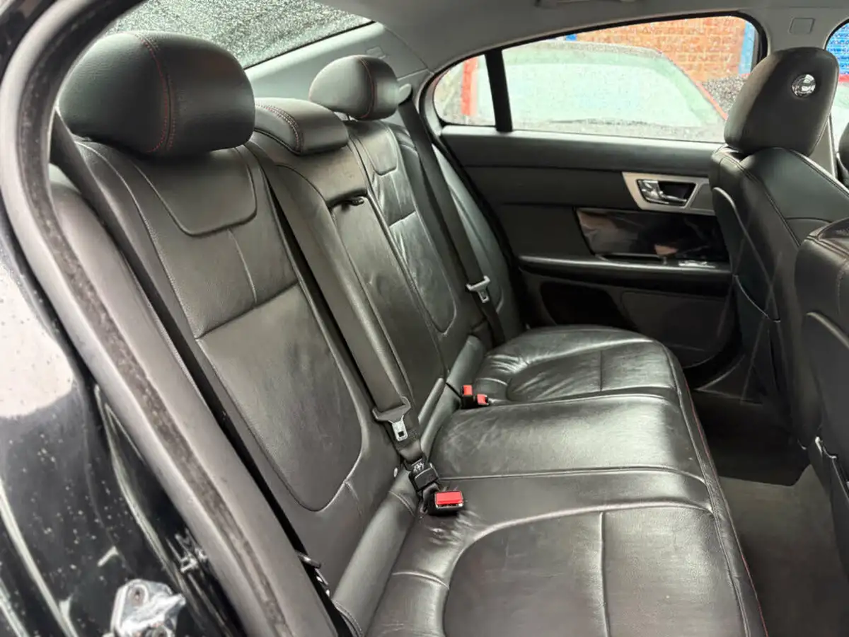 2015-jaguar-xf-22td-r-sport-black-saloon-4d-big-38