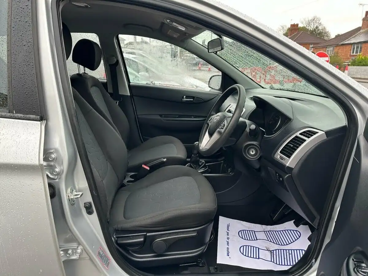 2011-hyundai-i20-14-comfort-5d-big-14