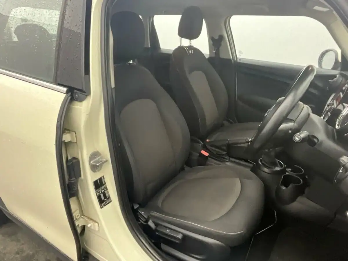 2017-mini-cooper-12-one-5d-big-9