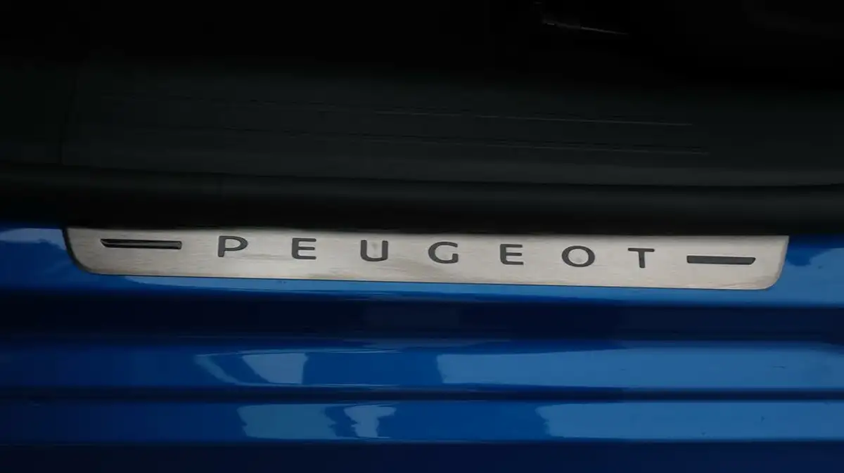 2023-peugeot-208-12-puretech-allure-premium-100ps-eat8-big-20