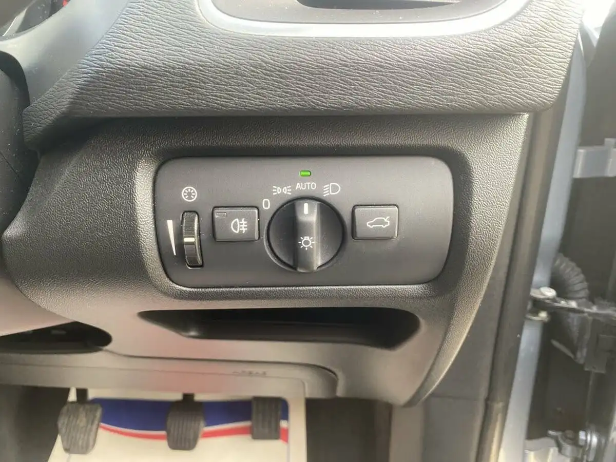 2019-volvo-v40-20-t2-momentum-edition-big-49