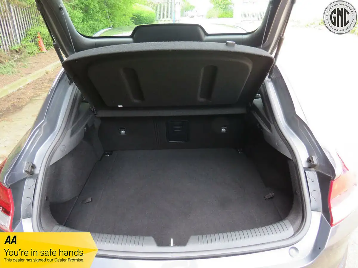 2018-hyundai-i30-14-t-gdi-se-nav-isg-fastback-dct-big-11