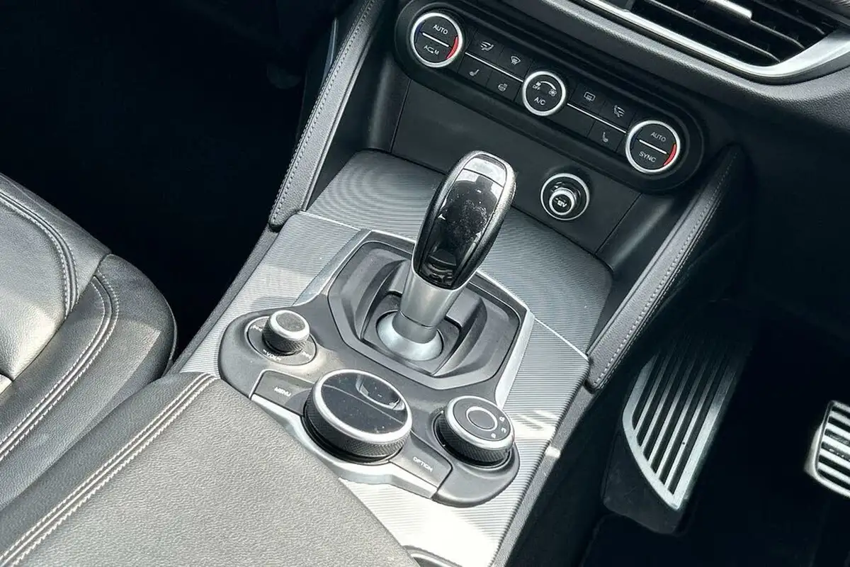 2018-alfa-romeo-stelvio-22td-speciale-207bhp-big-16