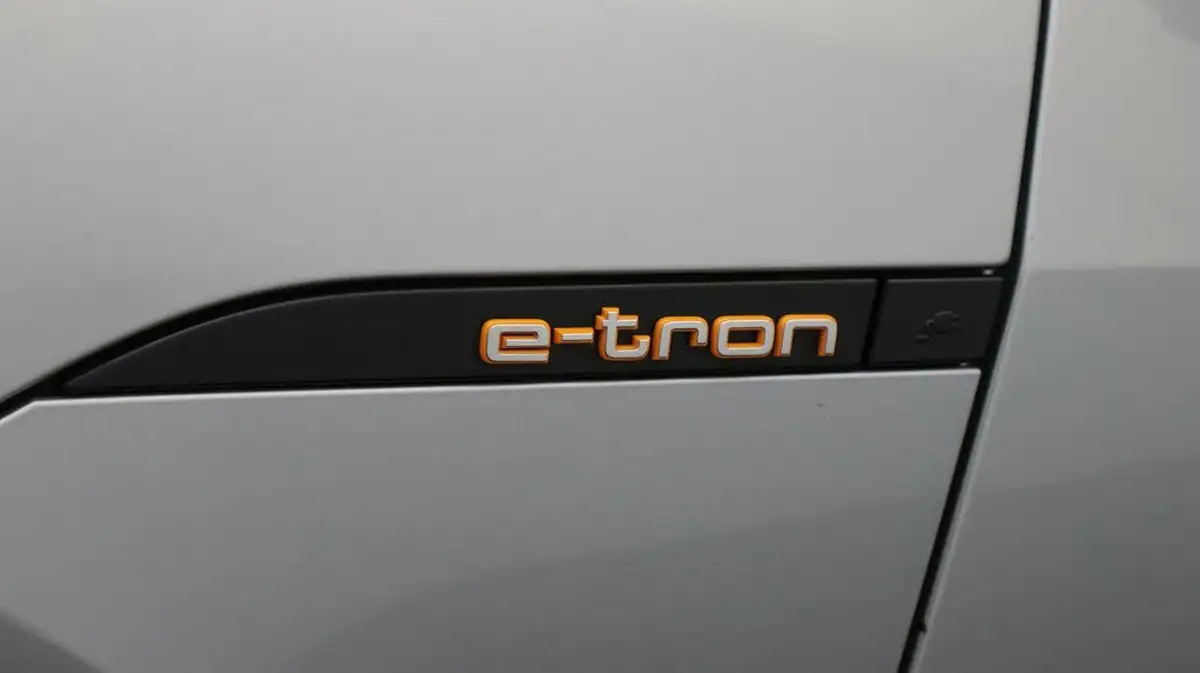 2022-audi-e-tron-55e-technik-station-wagon-big-20