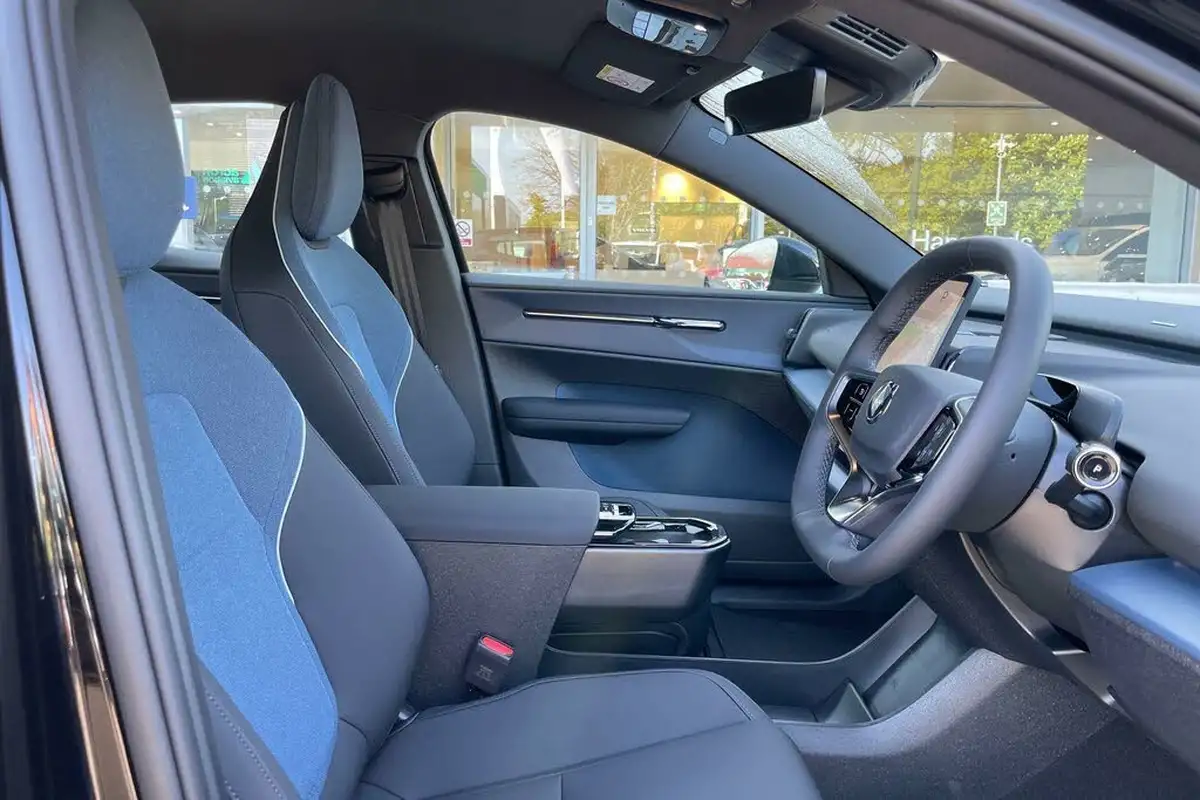 2025-volvo-ex30-e-single-motor-plus-extended-range-big-24