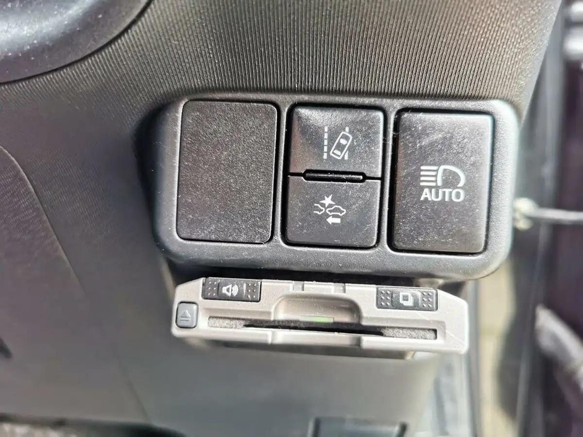 2016-toyota-aqua-15-hybrid-vvt-i-cvt-big-11