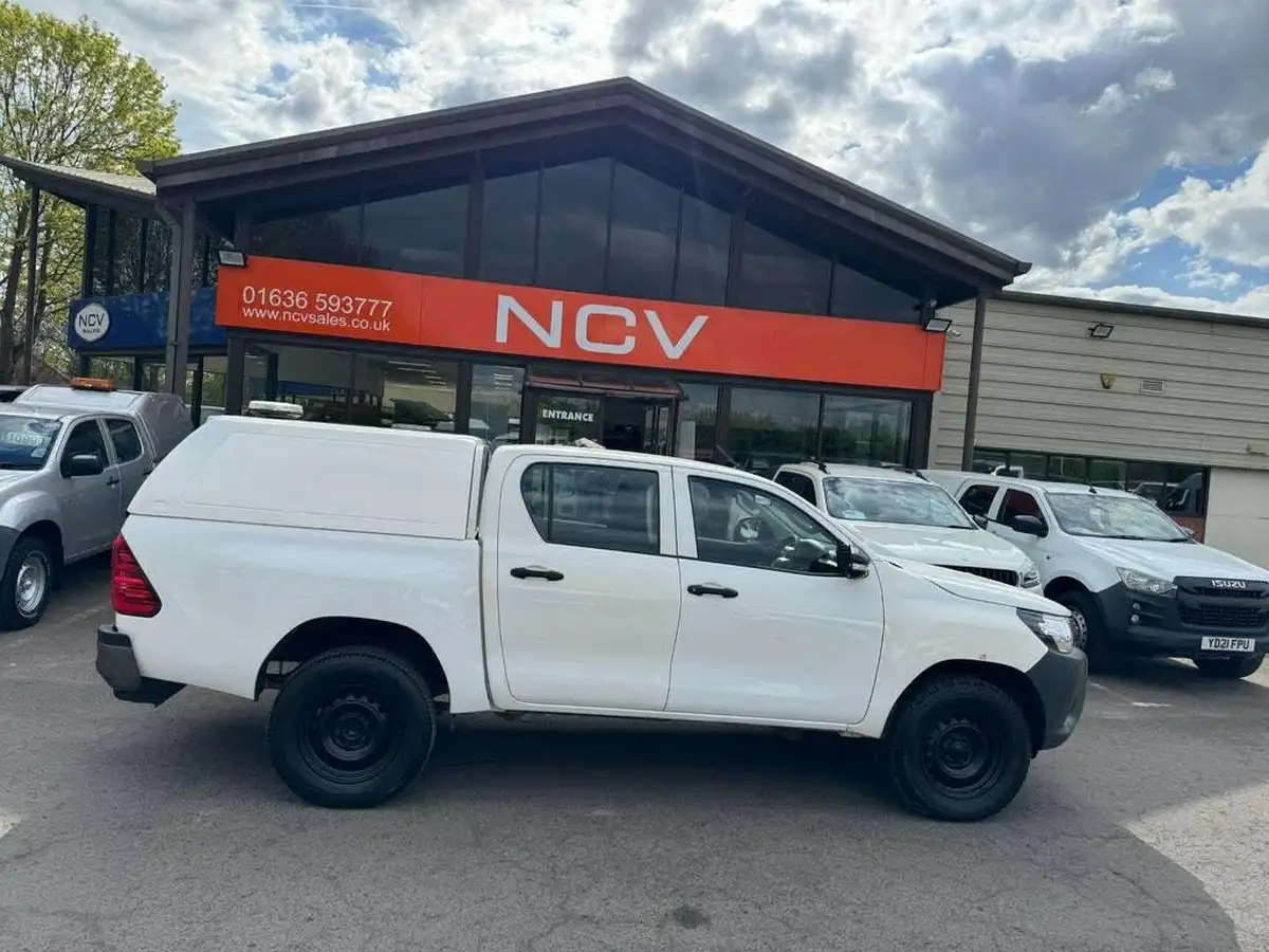 2017-toyota-hi-lux-24d-active-double-cab-pickup-big-1