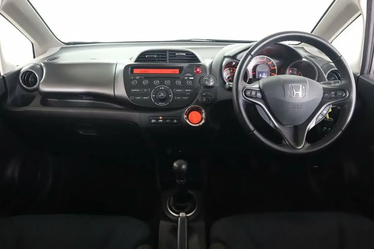 2013-honda-jazz-14-es-plus-big-15