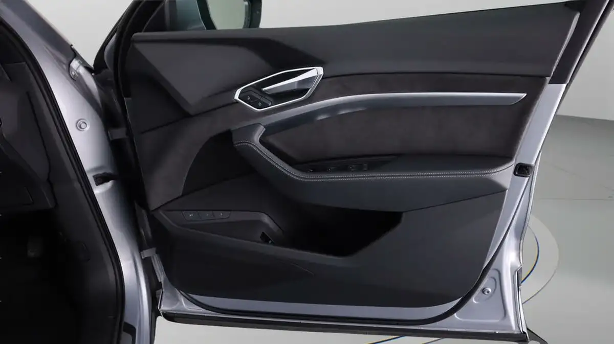 2021-audi-e-tron-55e-s-line-sportback-big-15