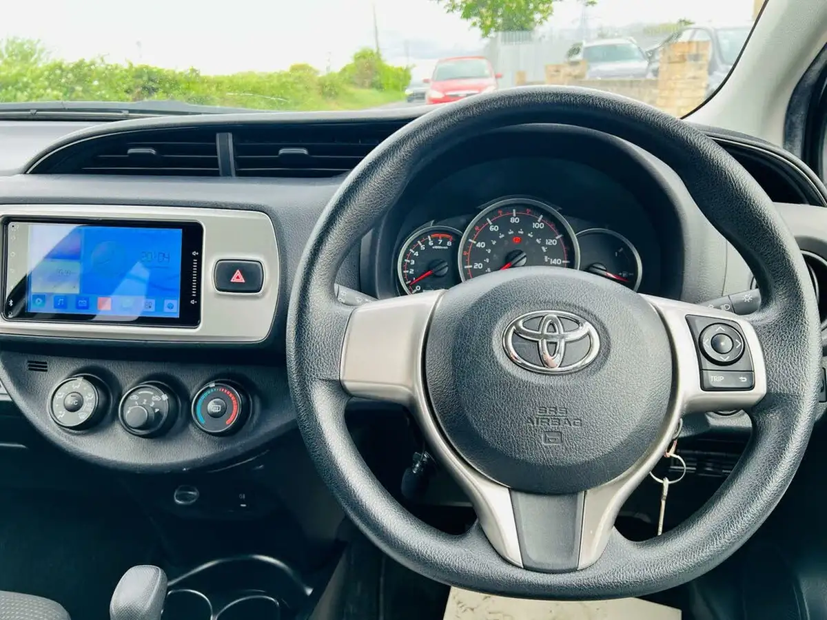 2015-toyota-yaris-133-icon-vvt-i-nav-5d-cvt-big-16