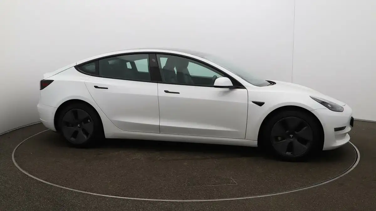 2020-tesla-model-3-e-long-range-big-40