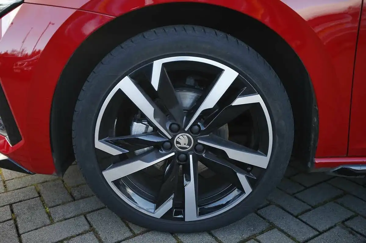 2024-skoda-scala-10-tsi-monte-carlo-116ps-dsg-big-4