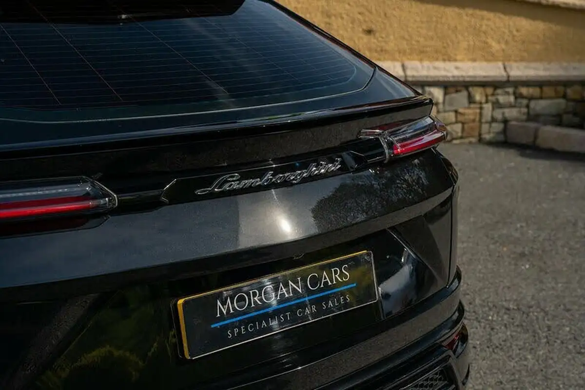 2021-lamborghini-urus-40-no-trim-big-12