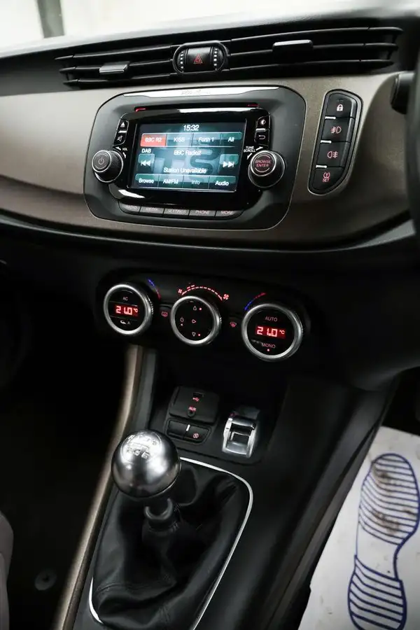 2014-alfa-romeo-giulietta-14-distinctive-multiair-170bhp-big-17