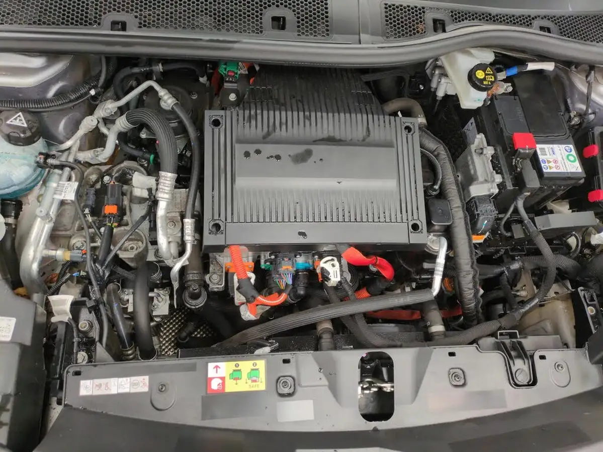 2023-peugeot-2008-suv-e-gt-136bhp-50kwh-station-wagon-big-35