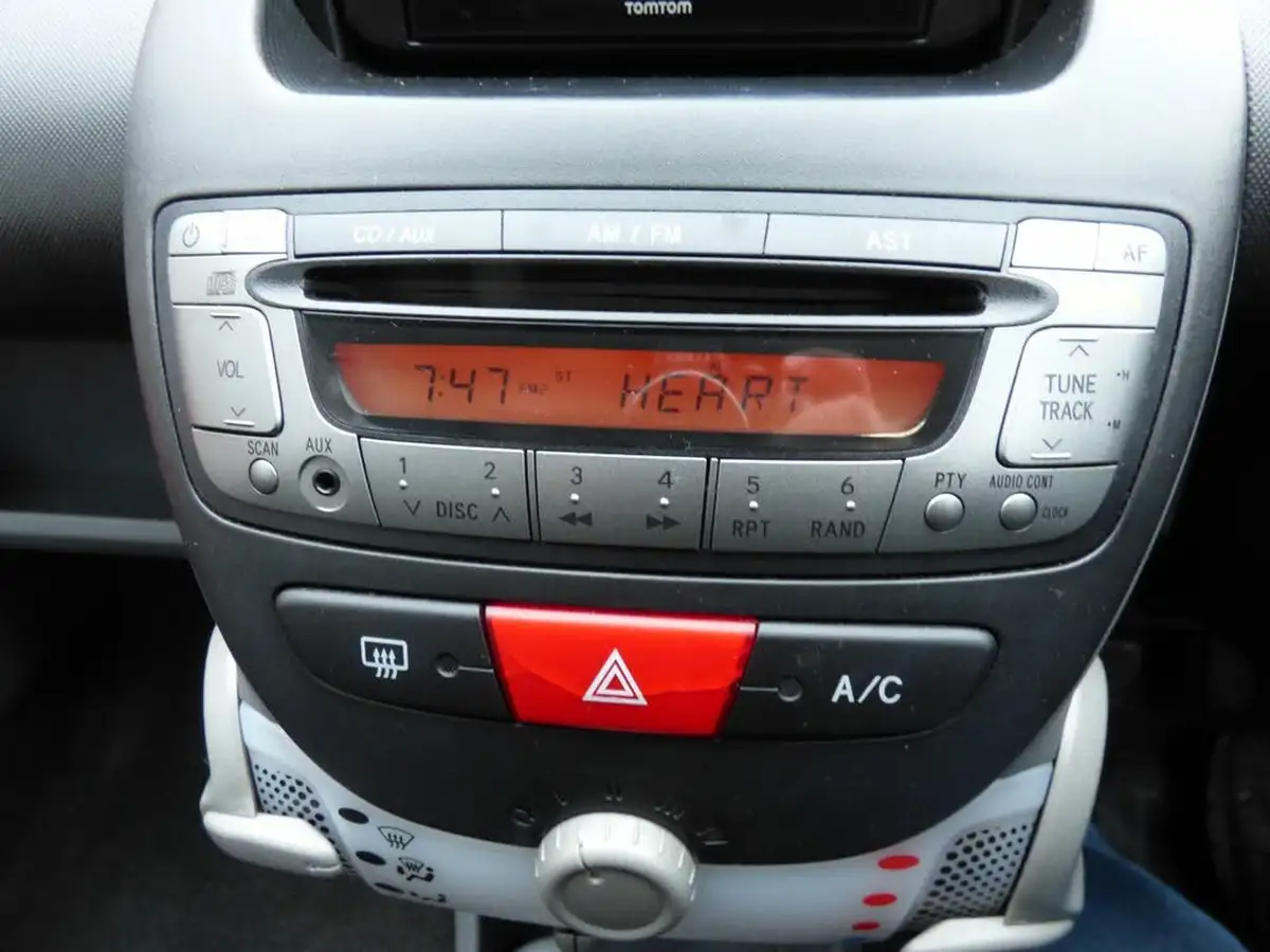 2012-toyota-aygo-10-aygo-go-5d-big-23