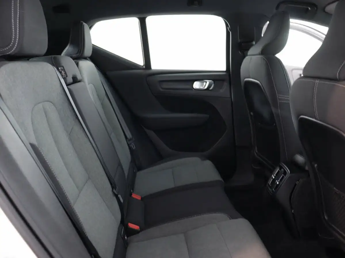 2020-volvo-xc40-15-t3-momentum-big-43
