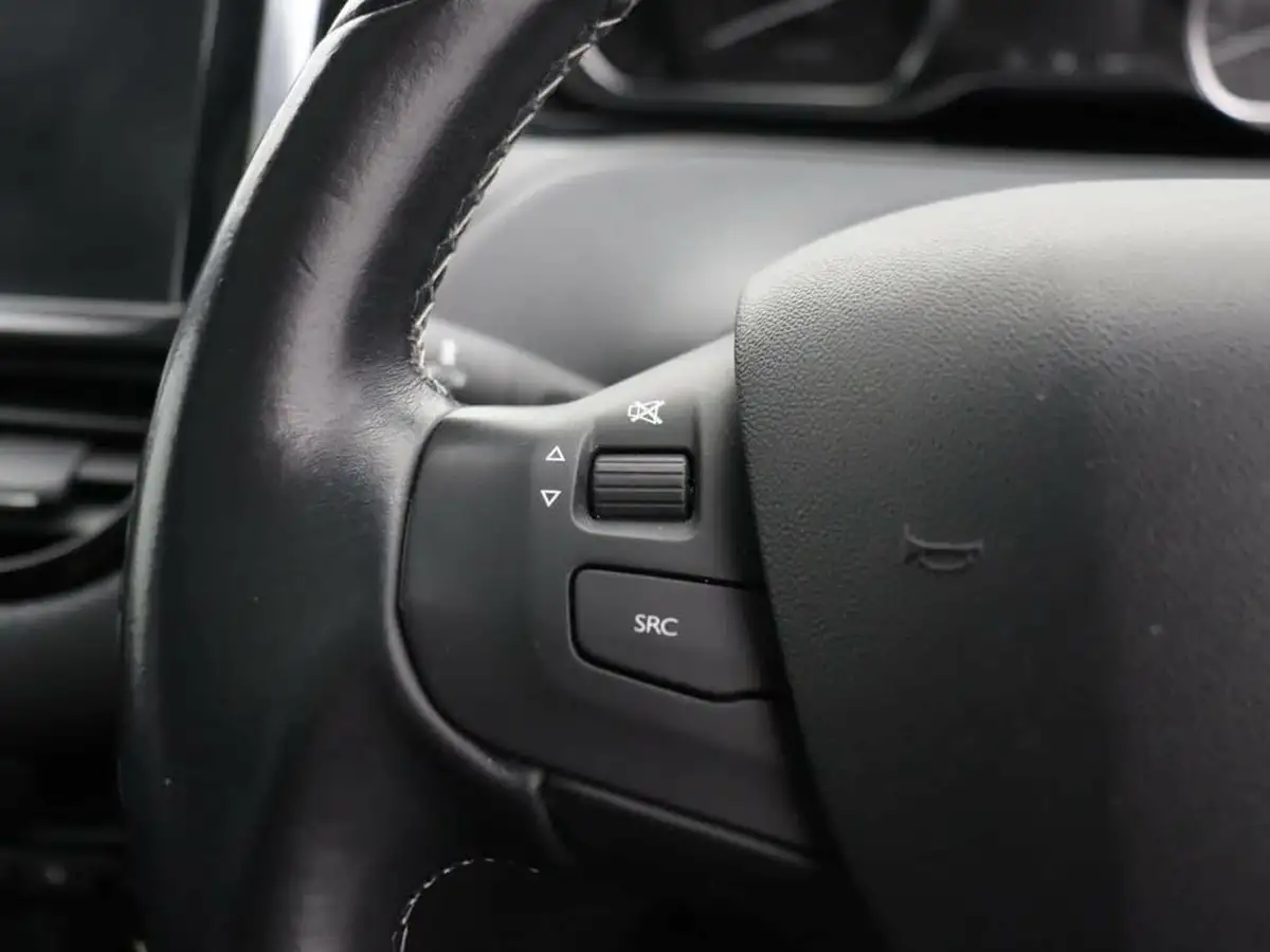 2018-peugeot-2008-suv-12-puretech-allure-premium-ss-big-19