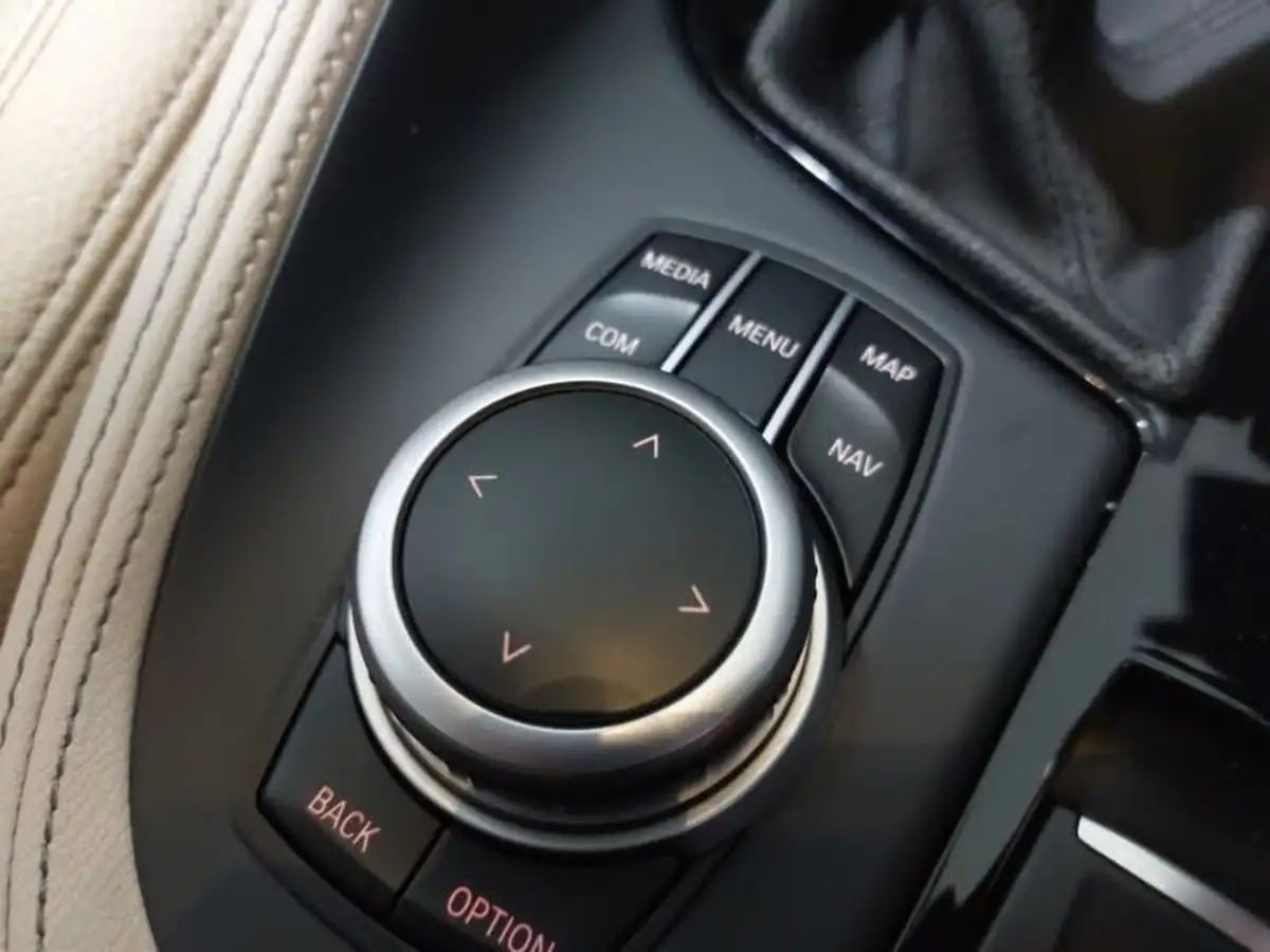 2020-bmw-x1-20-sdrive-20i-xline-big-17