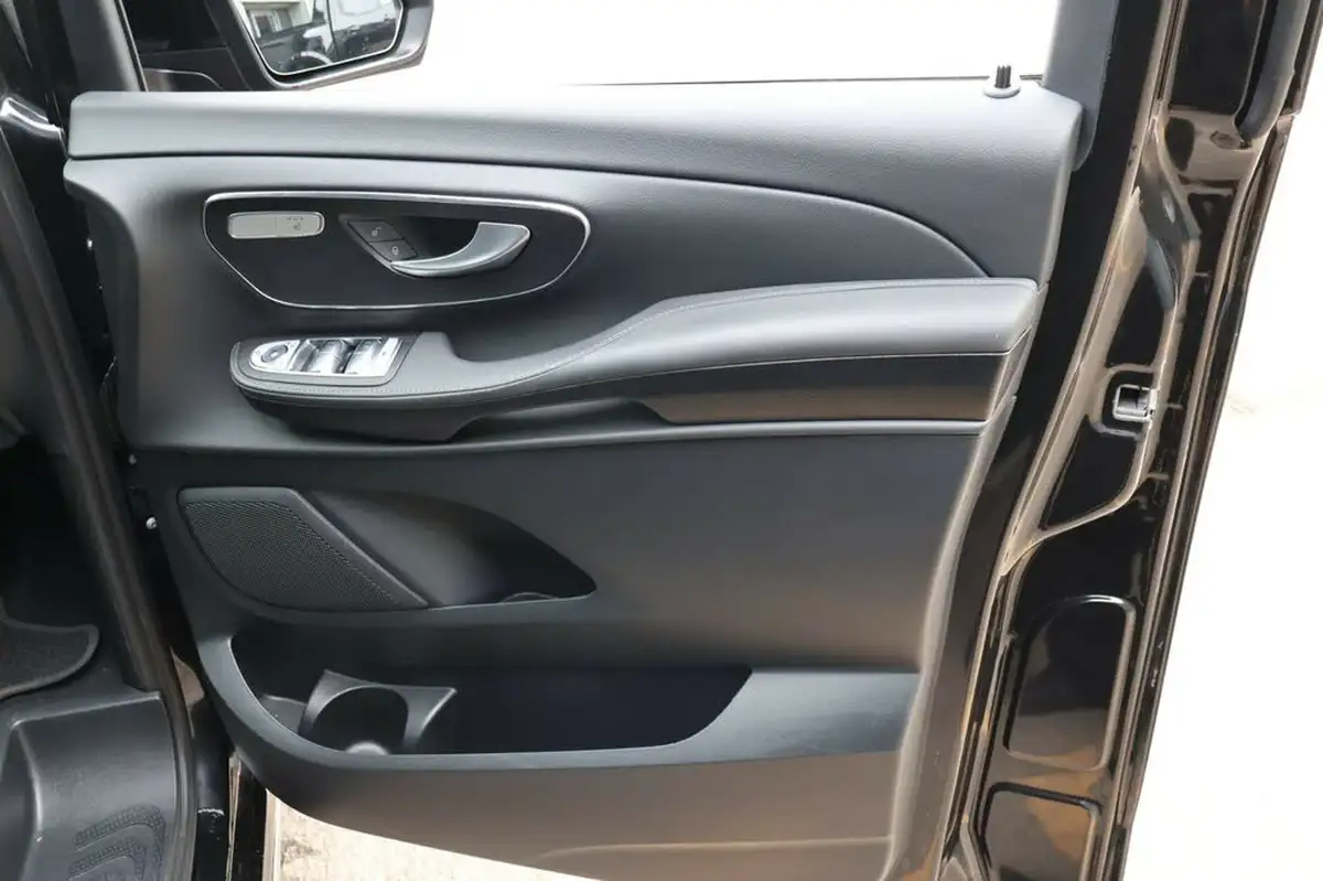 2023-mercedes-benz-v-class-20d-v220d-amg-line-long-big-27