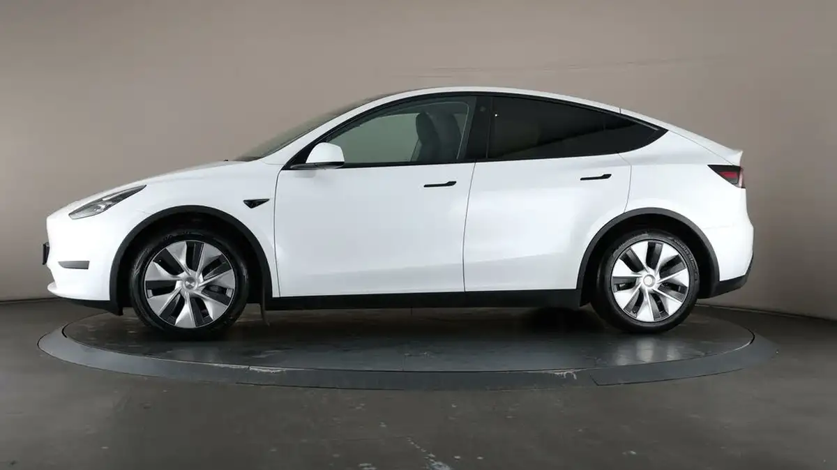 2022-tesla-model-y-e-rwd-big-30