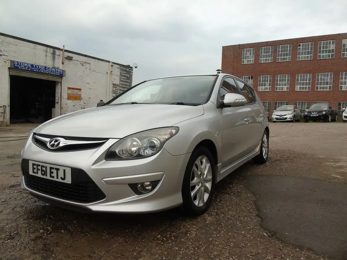2011-hyundai-i30-16td-comfort-115ps-hatchback-big-0