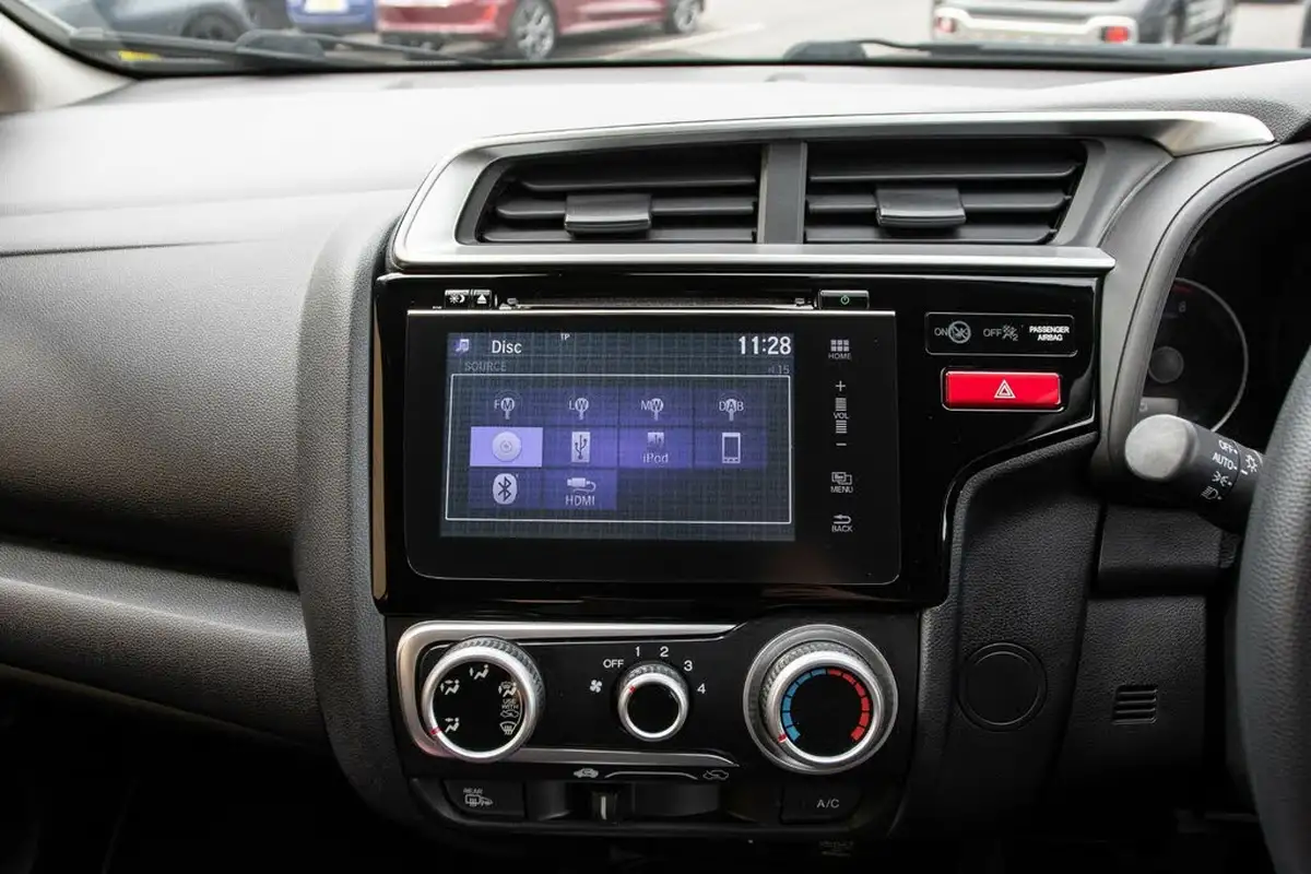 2015-honda-jazz-13-i-vtec-se-cvt-big-23