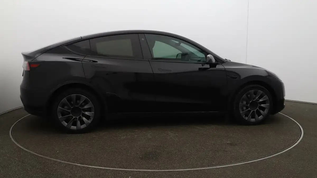 2022-tesla-model-y-e-long-range-big-41