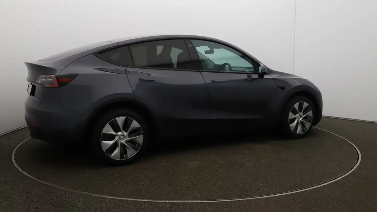 2022-tesla-model-y-e-long-range-big-43