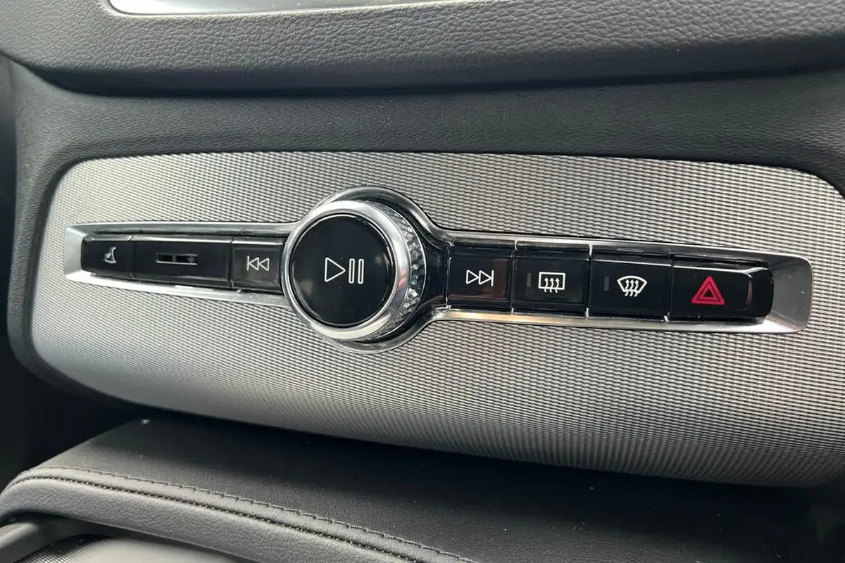 2024-volvo-xc90-20-t8-plus-big-13