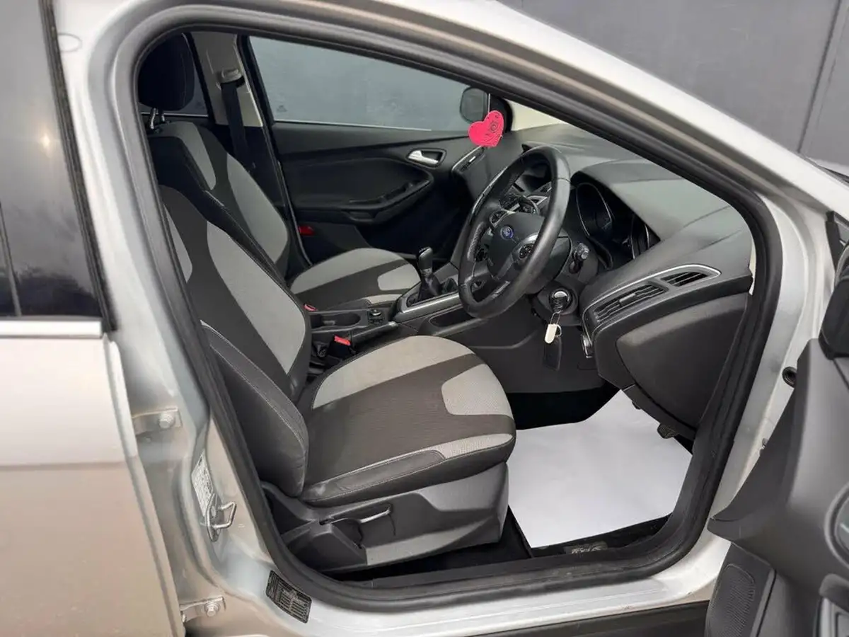 2014-ford-focus-10-zetec-scti-100ps-hatchback-big-28