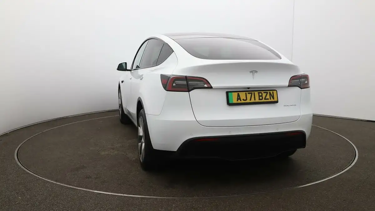 2022-tesla-model-y-e-long-range-big-51