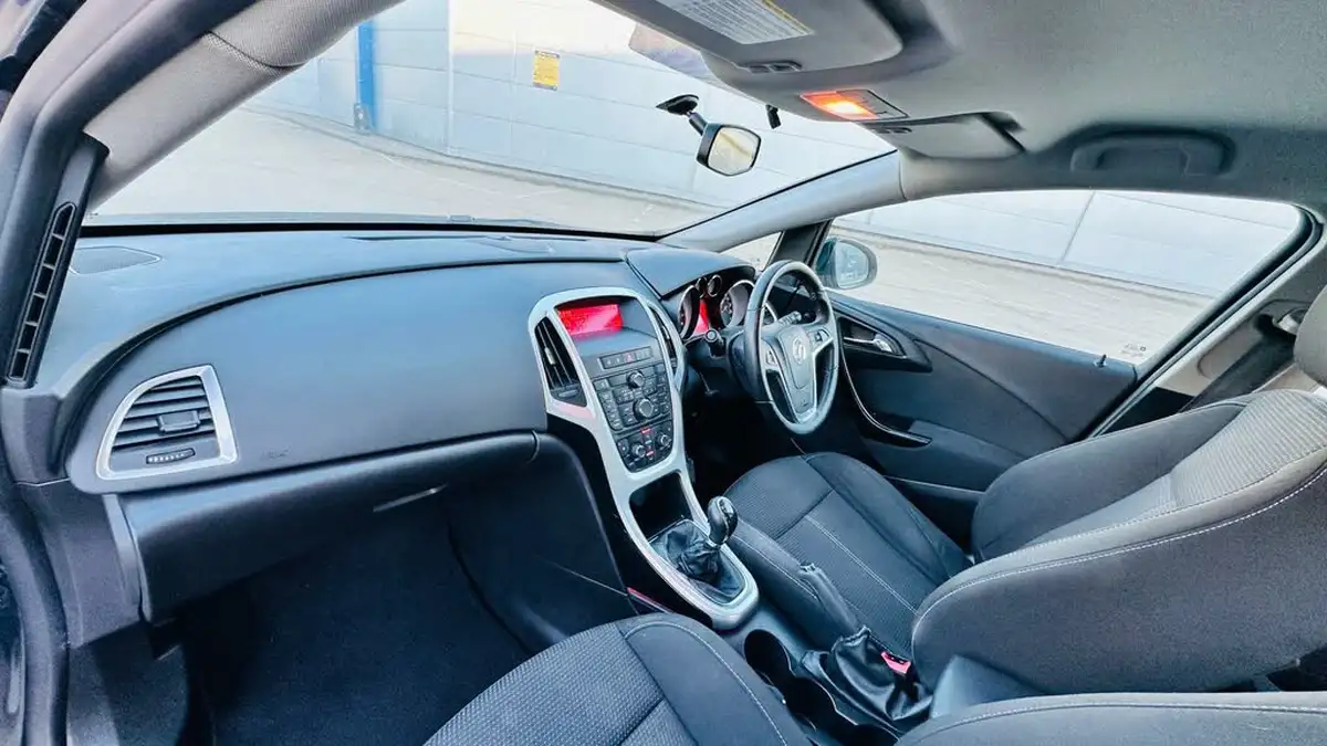 2015-vauxhall-astra-14-sri-vvt-16v-100ps-1398cc-big-28