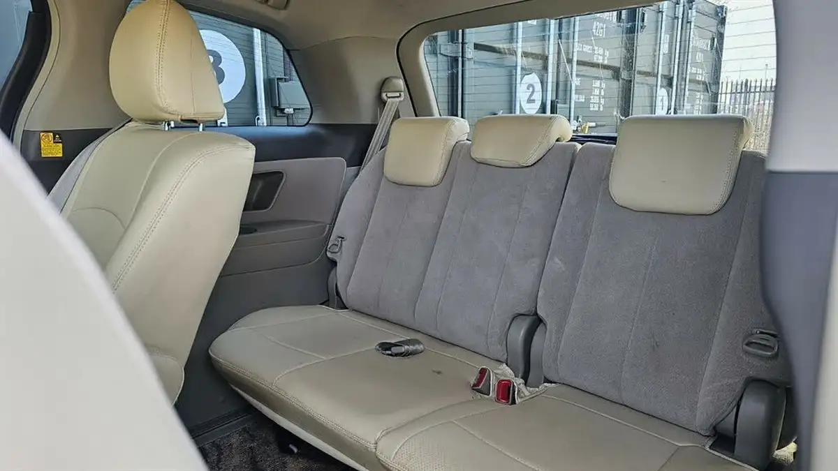2012-toyota-estima-aeras-24-big-15
