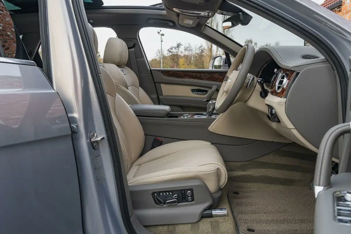 2019-bentley-bentayga-40-v8-big-28