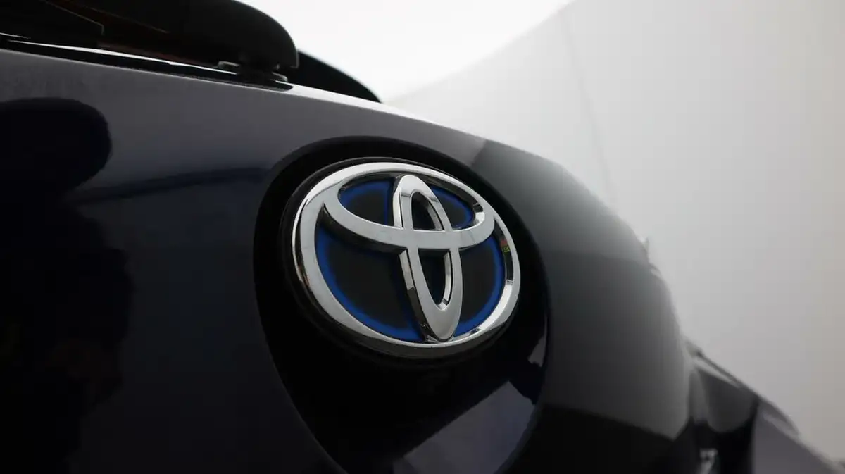 2022-toyota-corolla-18-vvt-i-icon-tech-trk-hatchback-5d-big-22