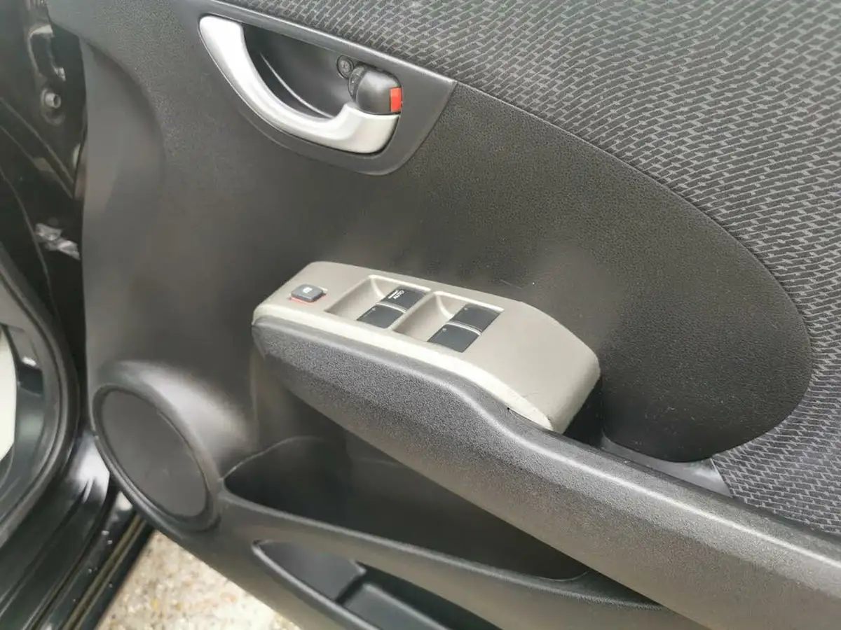2012-honda-jazz-big-33