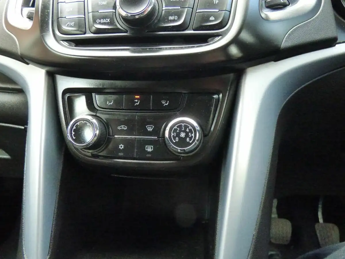 2015-vauxhall-zafira-tourer-14i-16v-turbo-exclusiv-big-27